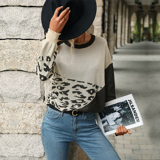 Women's knitted jumper with a playful leopard print and a relaxed fit WW