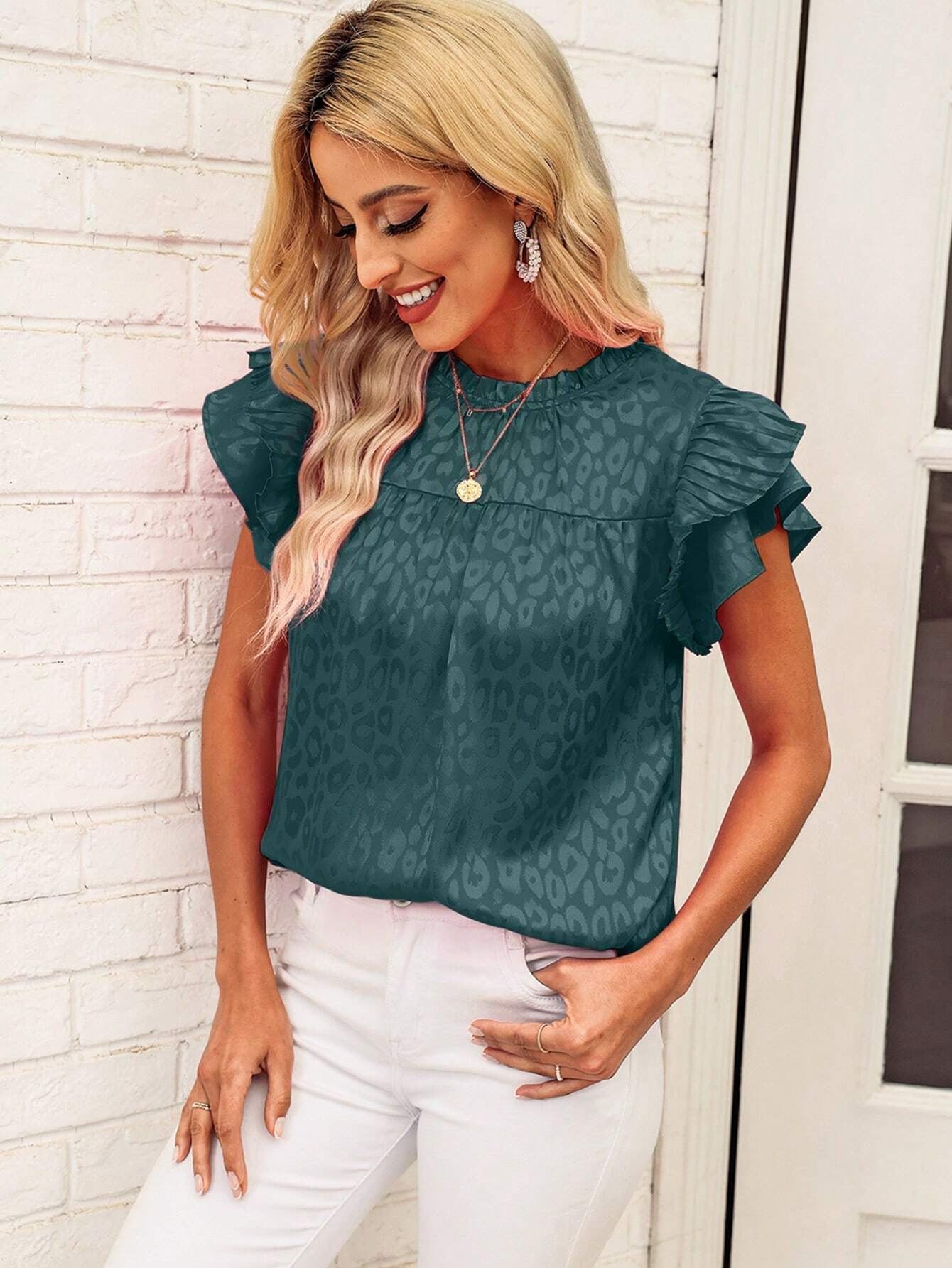 Women's Blouse with Fashionable Ruffle Details and Elegant Leopard Print WW
