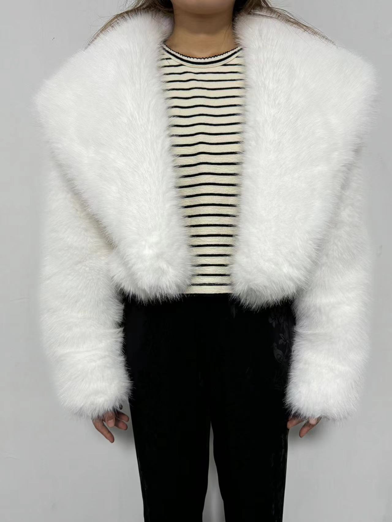 WW | Kunstpelzjacke - Glamouröse Abendoberbekleidung - Polyester-Mischung - Schicke Winterbekleidung