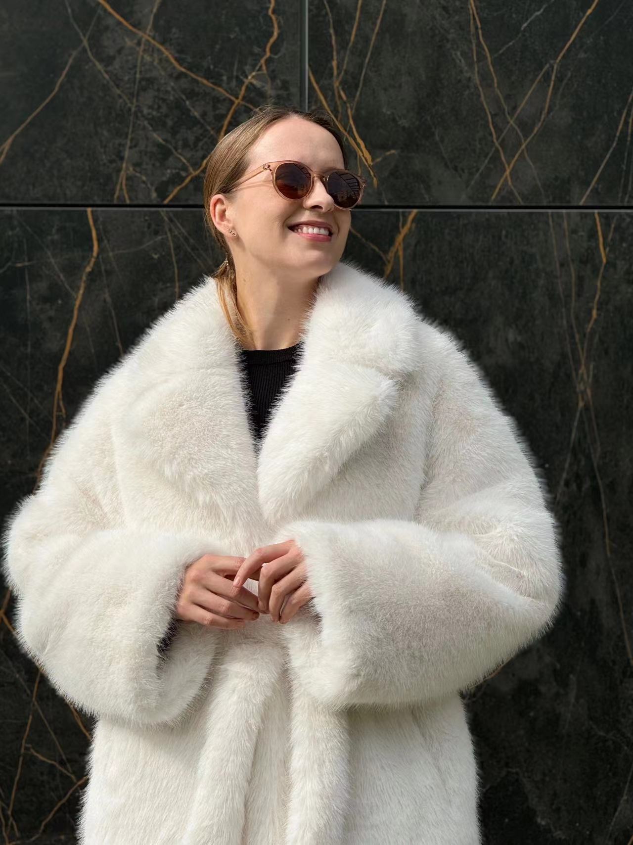 WW | Kunstpelz-Mantel - Luxuriöse Winterwärme - Elegante Kältemodus-Aussage