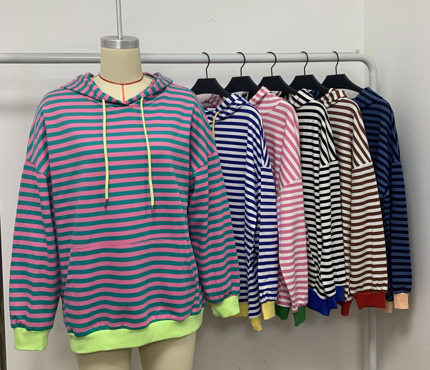 Damen gestreifter Kapuzenpullover mit stylischer Kängurutasche WW