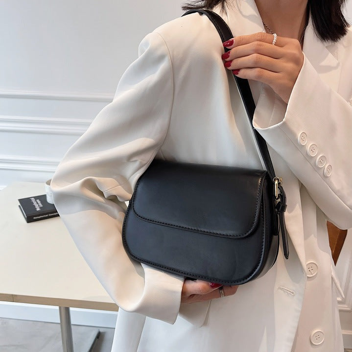 WW | Umhängetasche Elegantes Design Verstellbarer Gurt Klappenverschluss Metallische Details