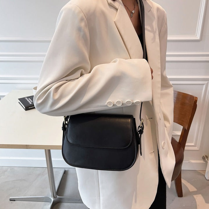 WW | Umhängetasche Elegantes Design Verstellbarer Gurt Klappenverschluss Metallische Details