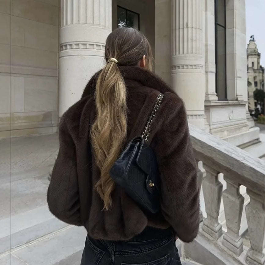 Damen Kunstpelzjacke mit klassischem Kragen und eleganter Silhouette WW