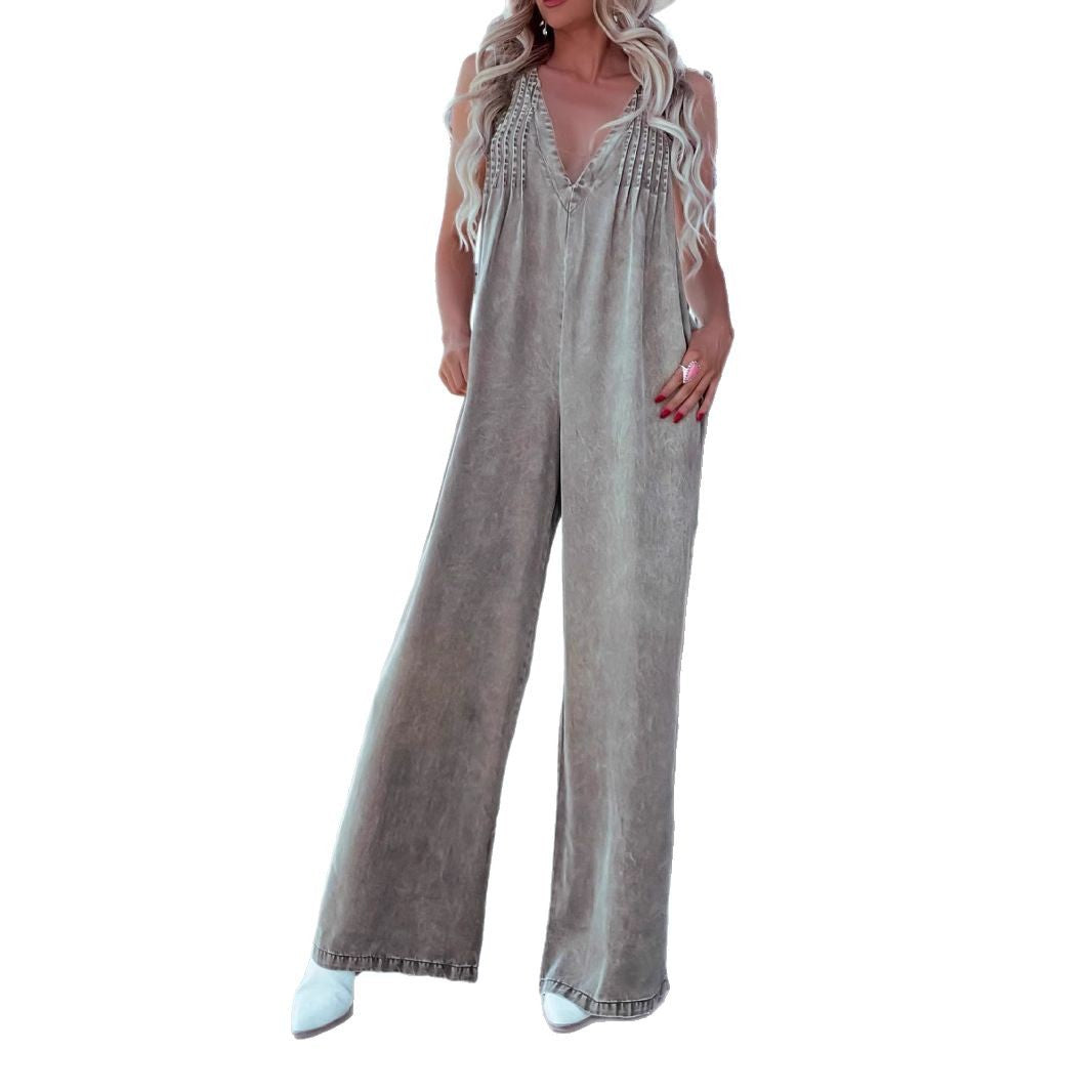 Women's jumpsuit with deep V-neck and practical pockets WW