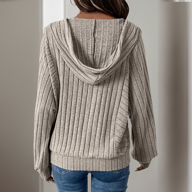 Damen Kapuzensweater mit strukturiertem Rippdesign und eleganten Knopfdetails WW