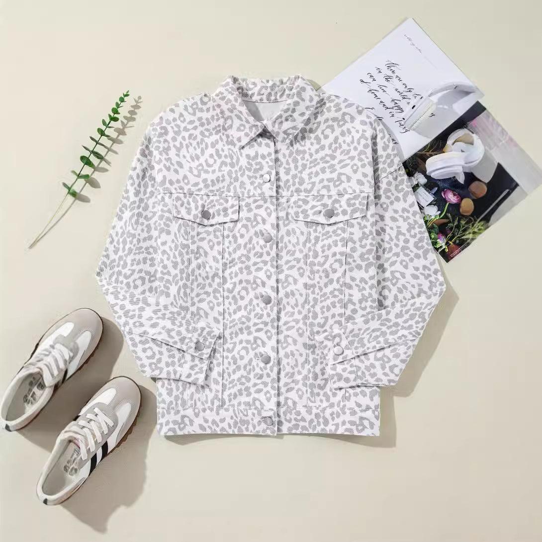 Damen Jeansjacke im angesagten Leo-Design mit lässigem Schnitt und modischen Details WW