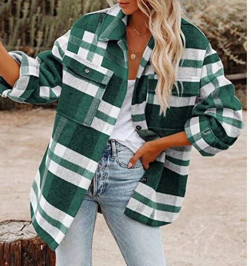 Women's checked flannel jacket with a casual cut and patch pockets WW