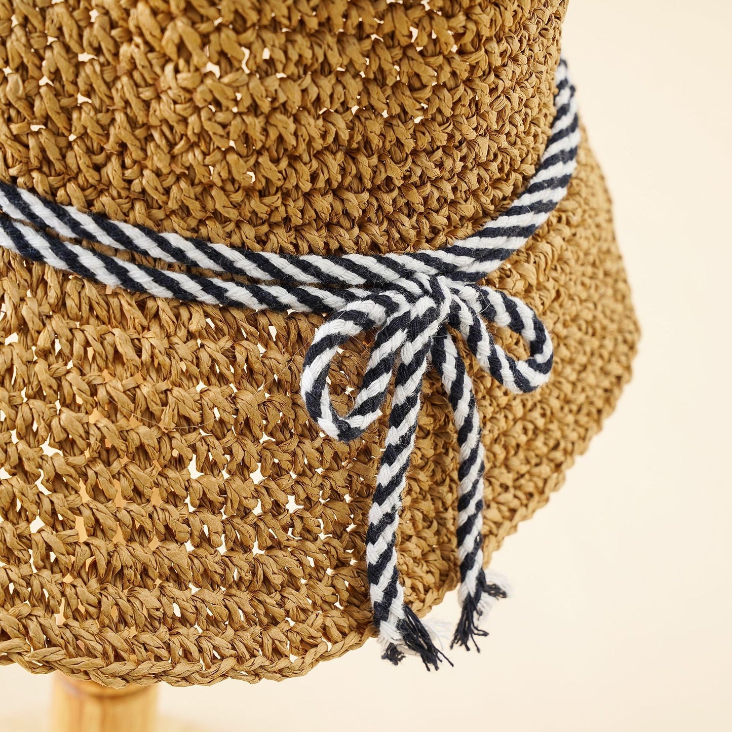 Damen Strohhut mit modernem, geflochtenem Design und dekorativem Kordelzug WW