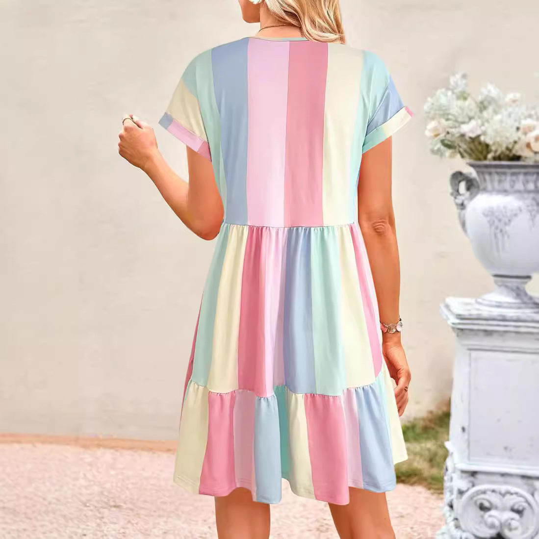 Damen Freizeitkleid mit farbenfrohem Streifenmuster und fließendem Design WW