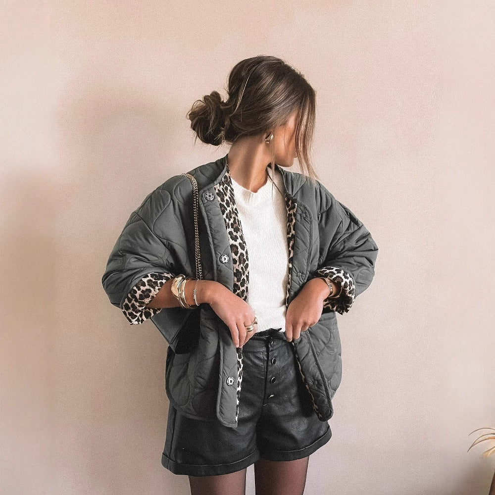 Women's quilted jacket in an elegant design with practical button fastening and side pockets WW