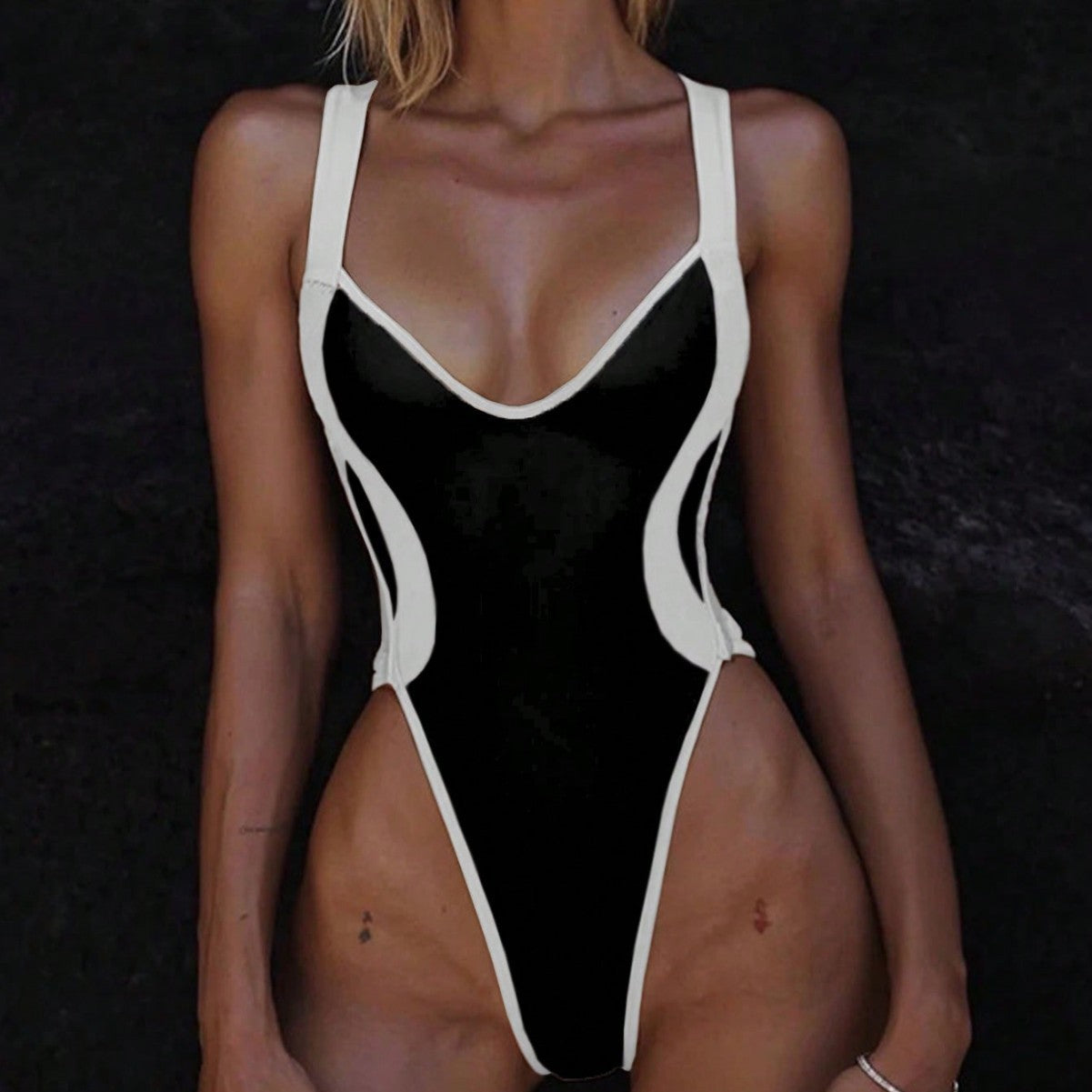 Damen Hochgeschnittener Einteiler-Badeanzug mit Kontrastnähten W&W