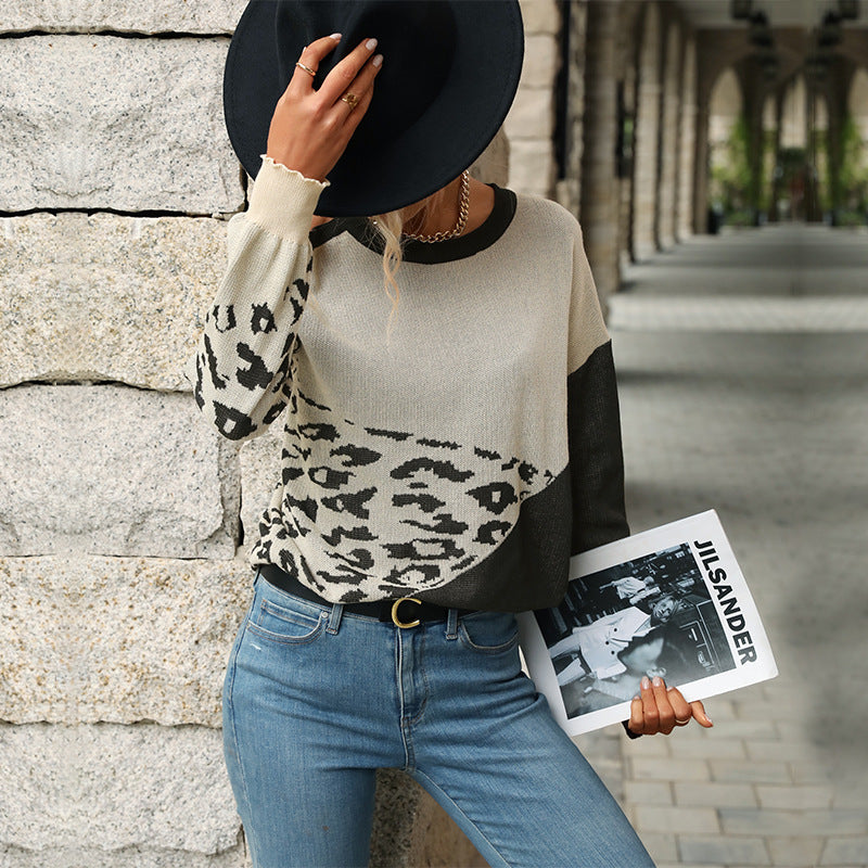 Women's knitted jumper with a playful leopard print and a relaxed fit WW