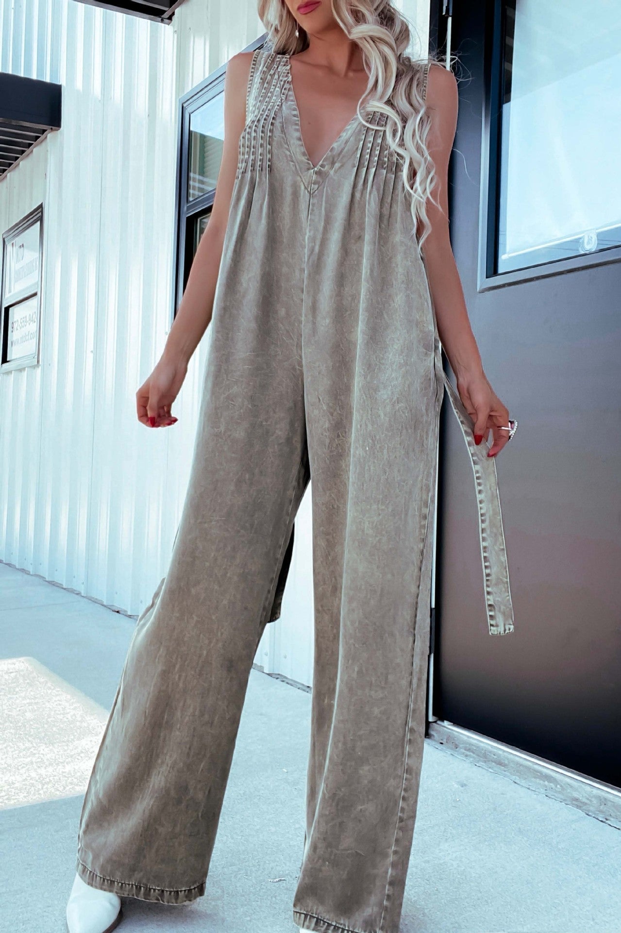 Women's jumpsuit with deep V-neck and practical pockets WW