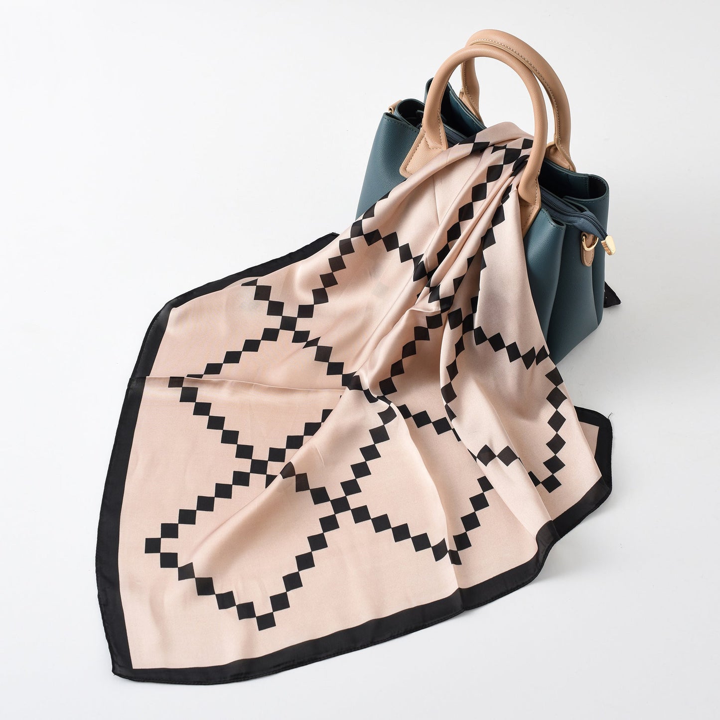 Damen Seidenschal mit modernem grafischen Design und luxuriösem Glanz WW