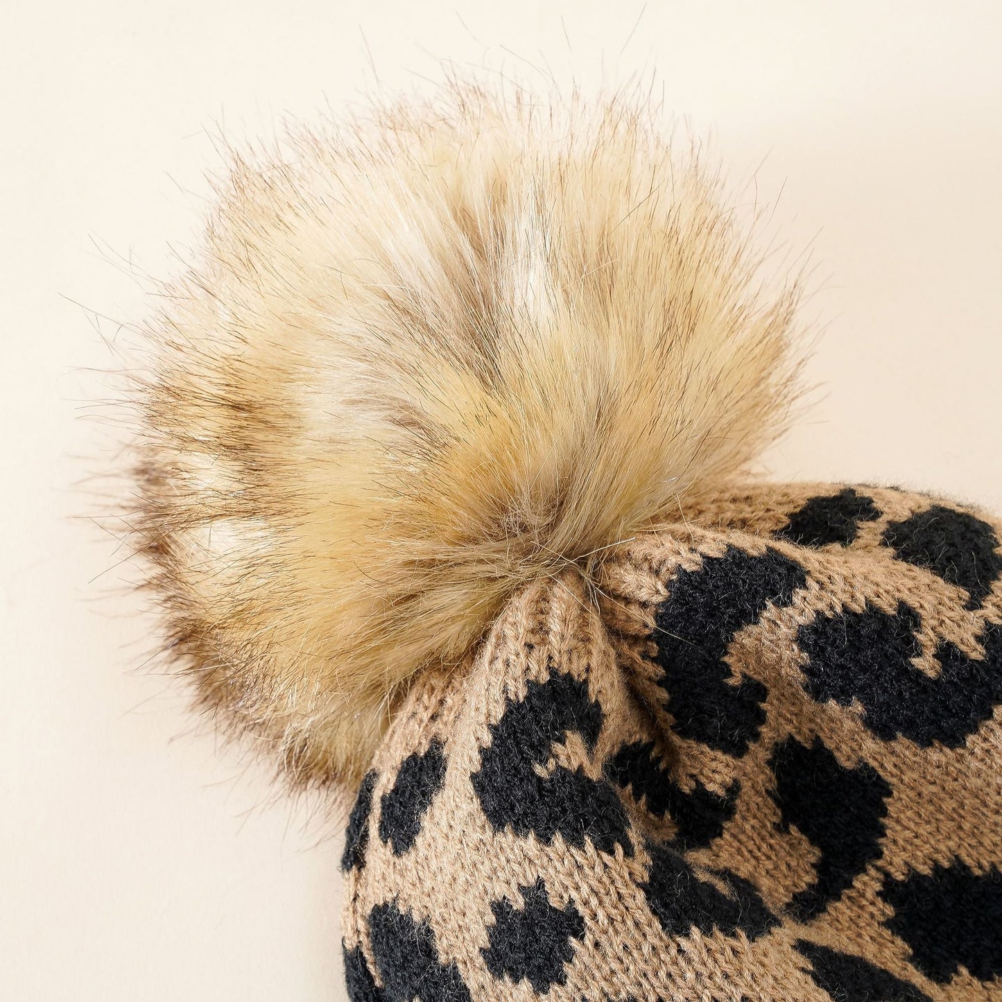Damen Strickmütze mit elegantem Leopardenmuster und kuscheligem Kunstfellpompon WW
