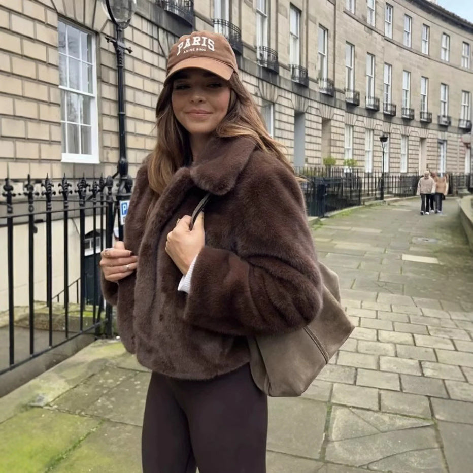 Damen Kunstpelzjacke mit klassischem Kragen und eleganter Silhouette WW