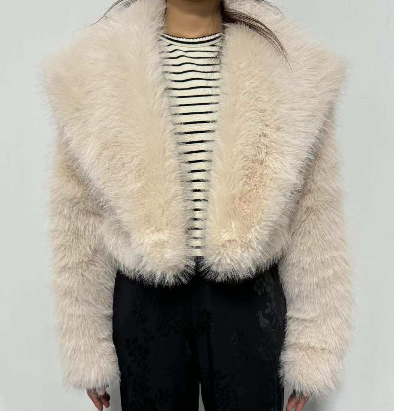 WW | Kunstpelzjacke - Glamouröse Abendoberbekleidung - Polyester-Mischung - Schicke Winterbekleidung
