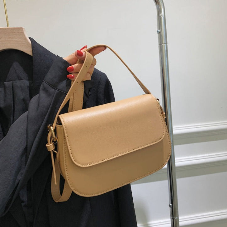WW | Umhängetasche Elegantes Design Verstellbarer Gurt Klappenverschluss Metallische Details