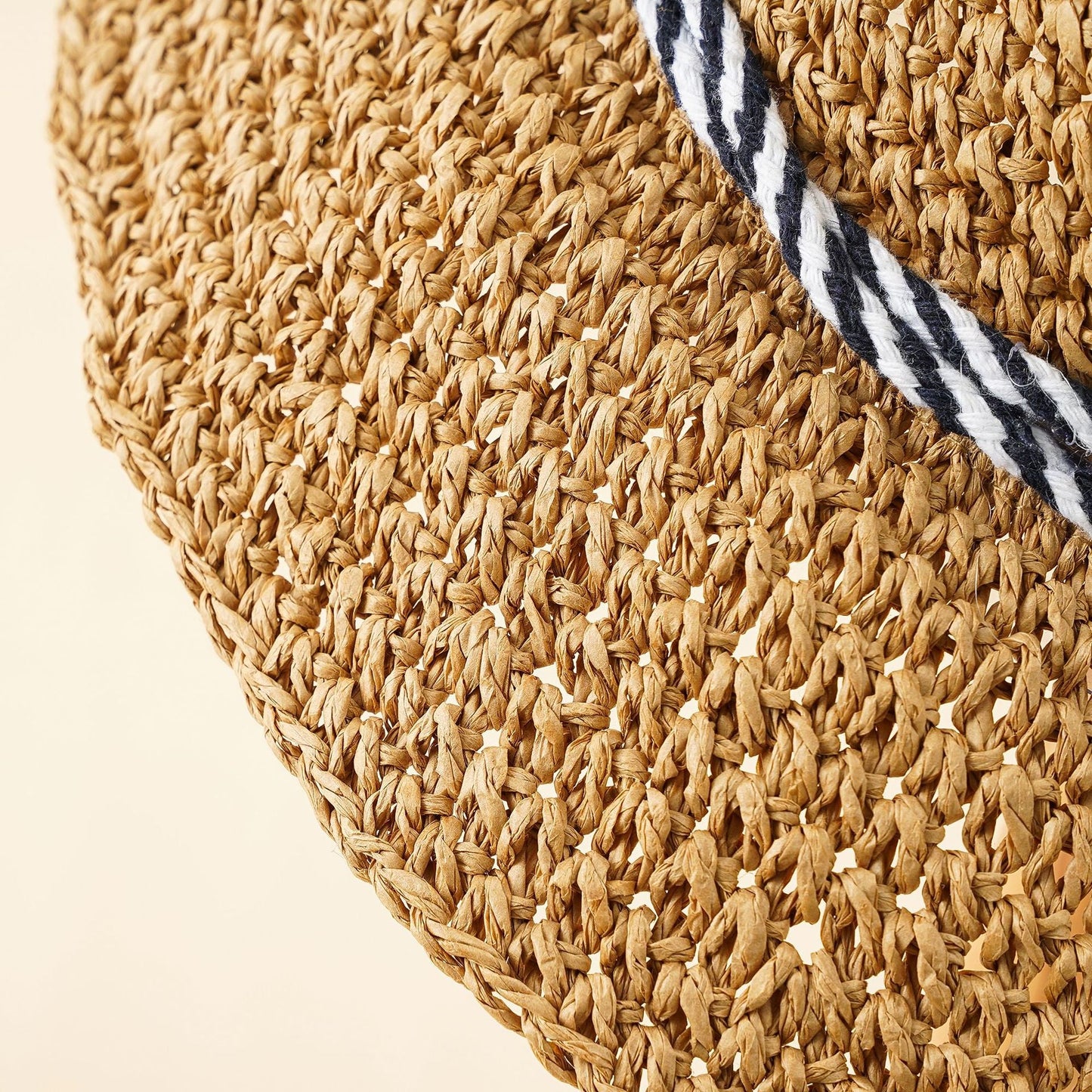 Damen Strohhut mit modernem, geflochtenem Design und dekorativem Kordelzug WW
