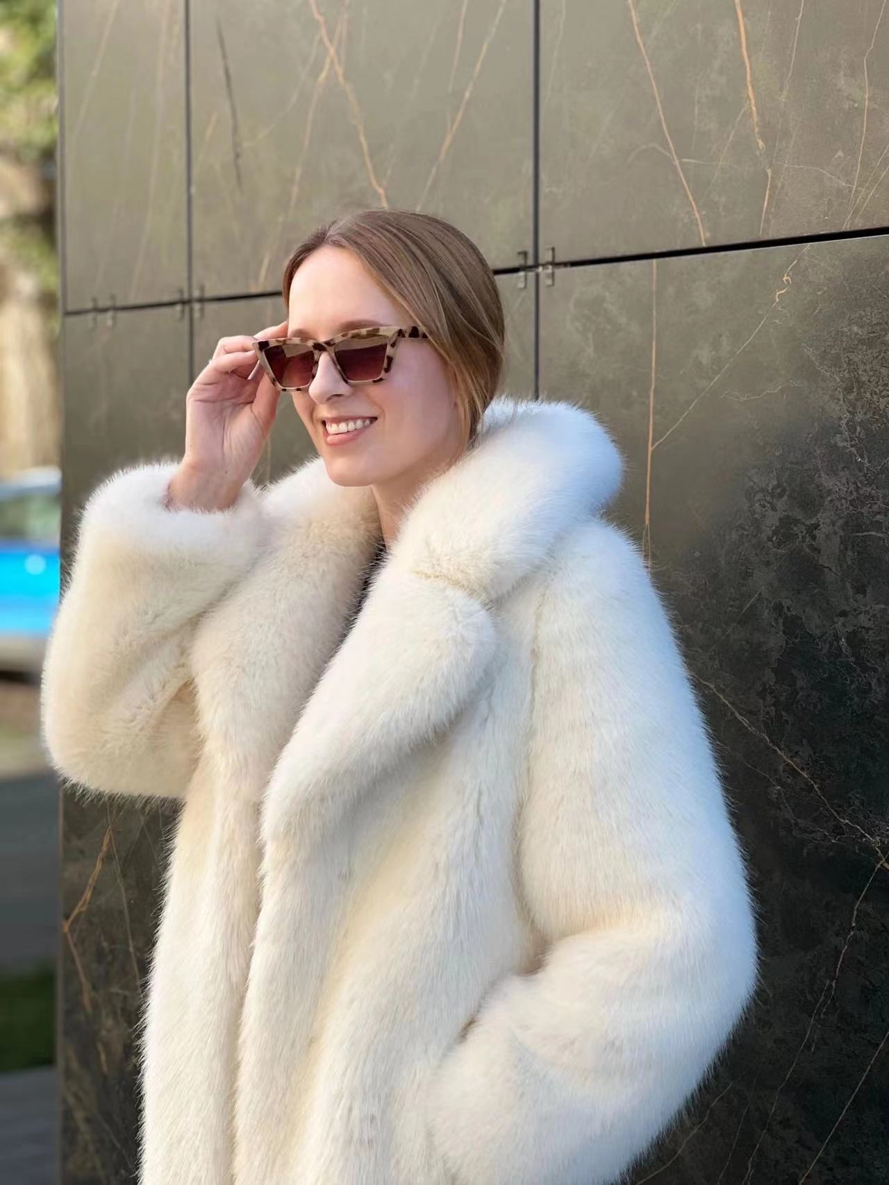 WW | Kunstpelz-Mantel - Luxuriöse Winterwärme - Elegante Kältemodus-Aussage