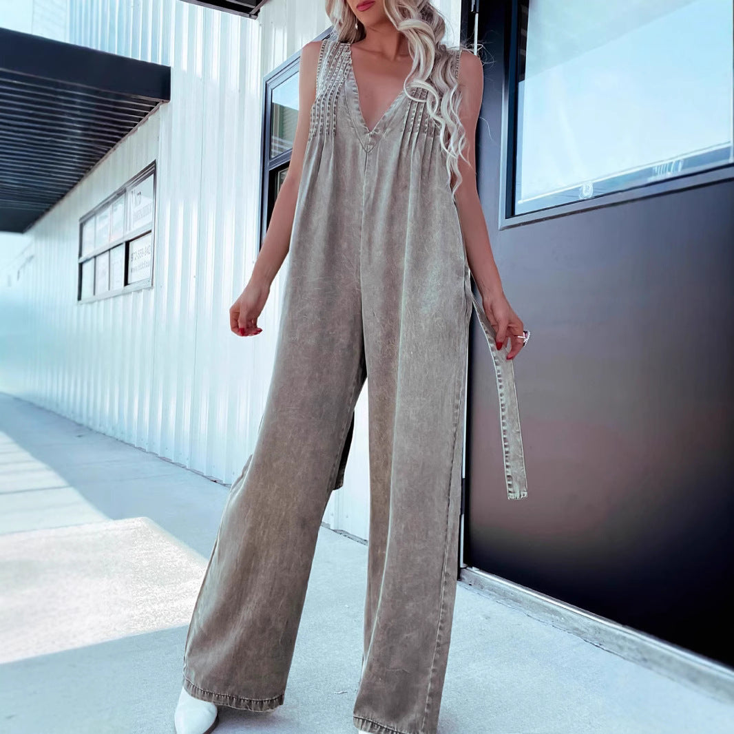 Women's jumpsuit with deep V-neck and practical pockets WW