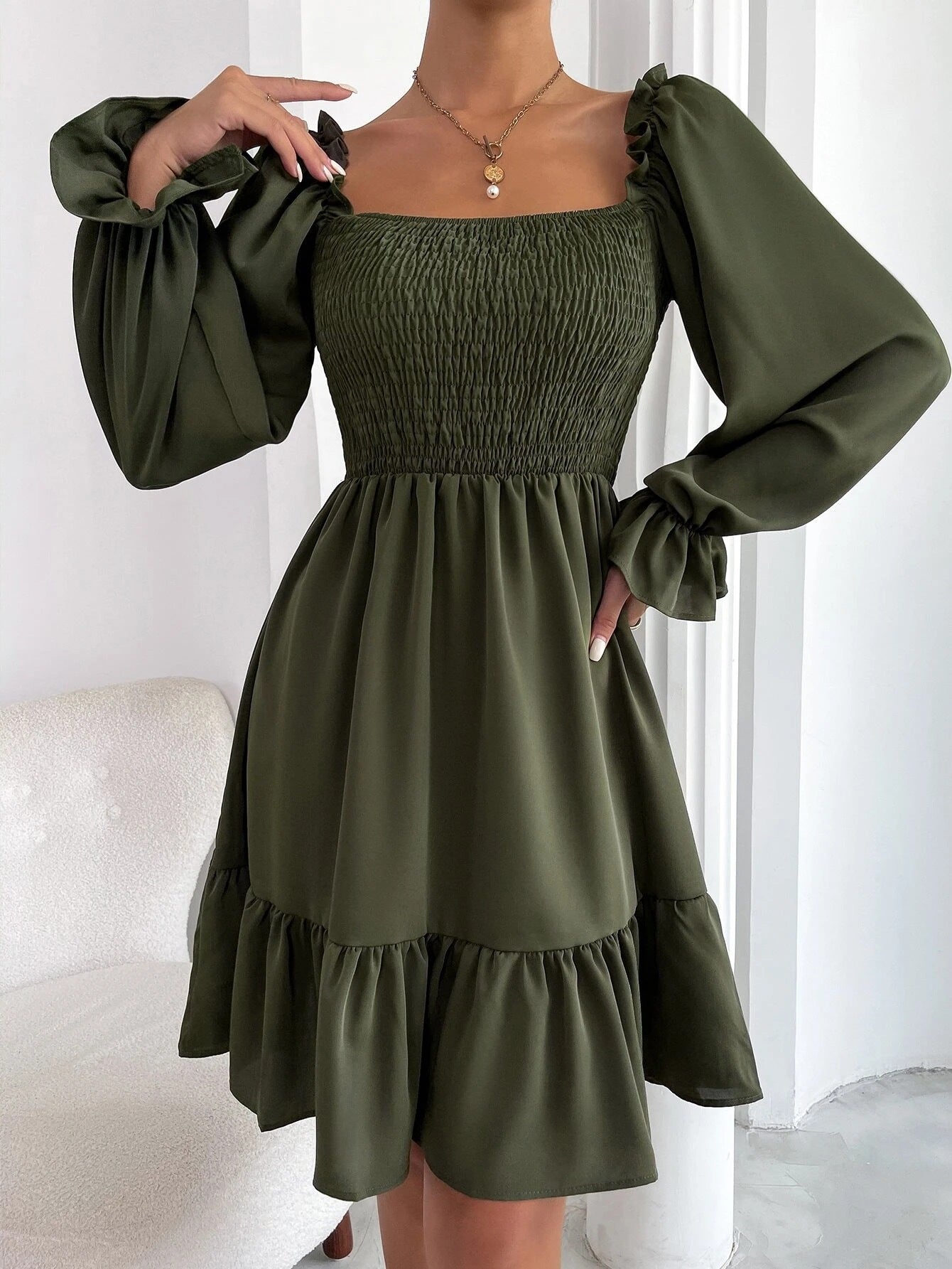 Damen eingearbeitetes Minikleid mit voluminösen Rüschenärmeln und Square-Neck WW