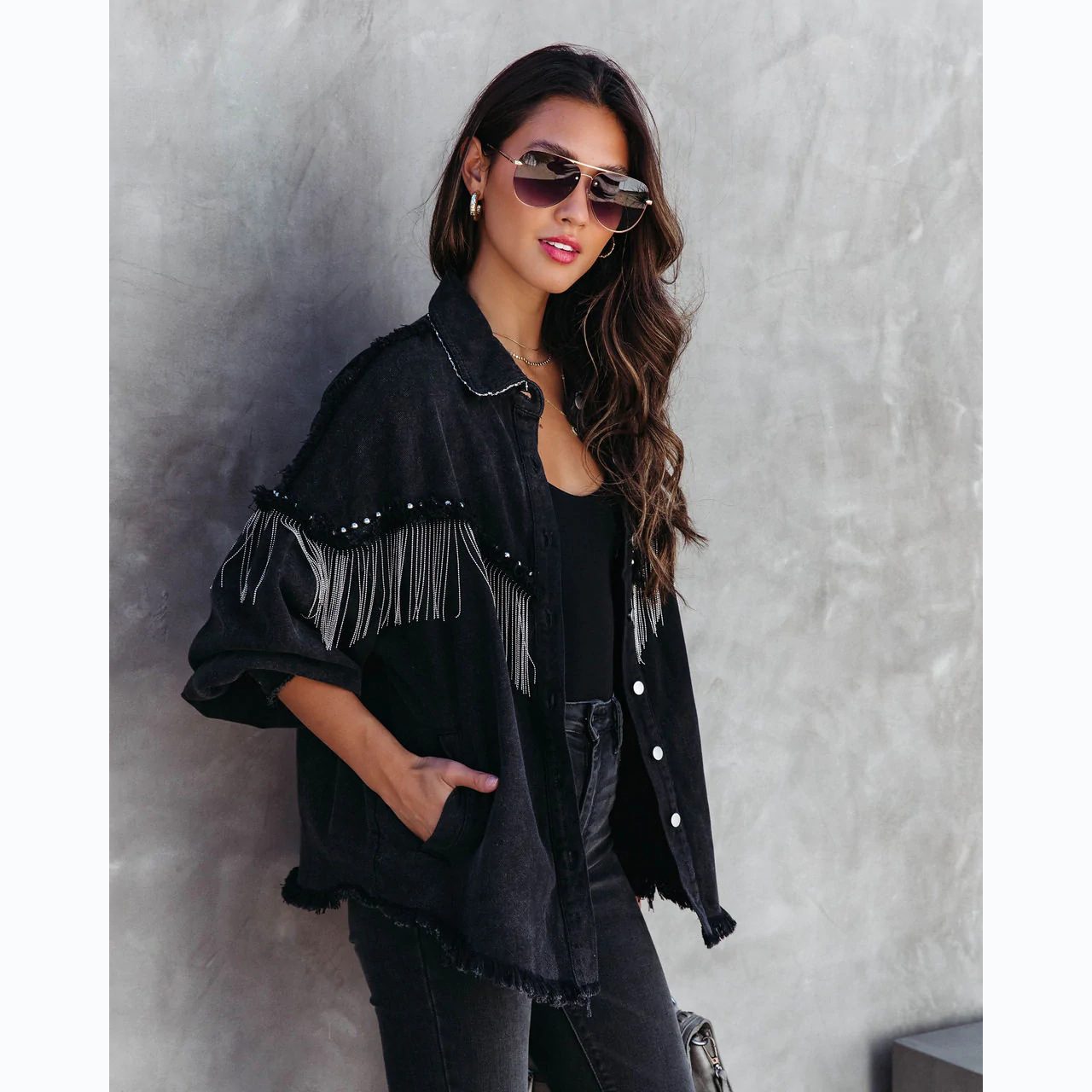 WW | Schwarze Denim-Jacke mit Fransen - Kühn & Trendy - Knopfleiste - Lässiger Street Style