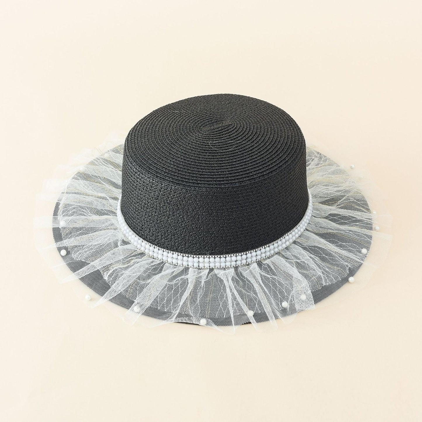 Damen eleganter Sonnenhut mit feinem Tüllbesatz und stilvoller Perlenverzierung WW