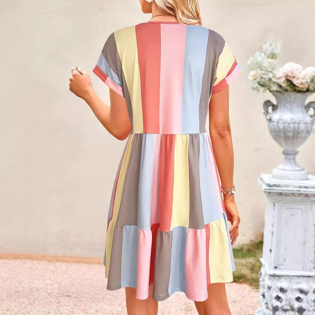 Damen Freizeitkleid mit farbenfrohem Streifenmuster und fließendem Design WW