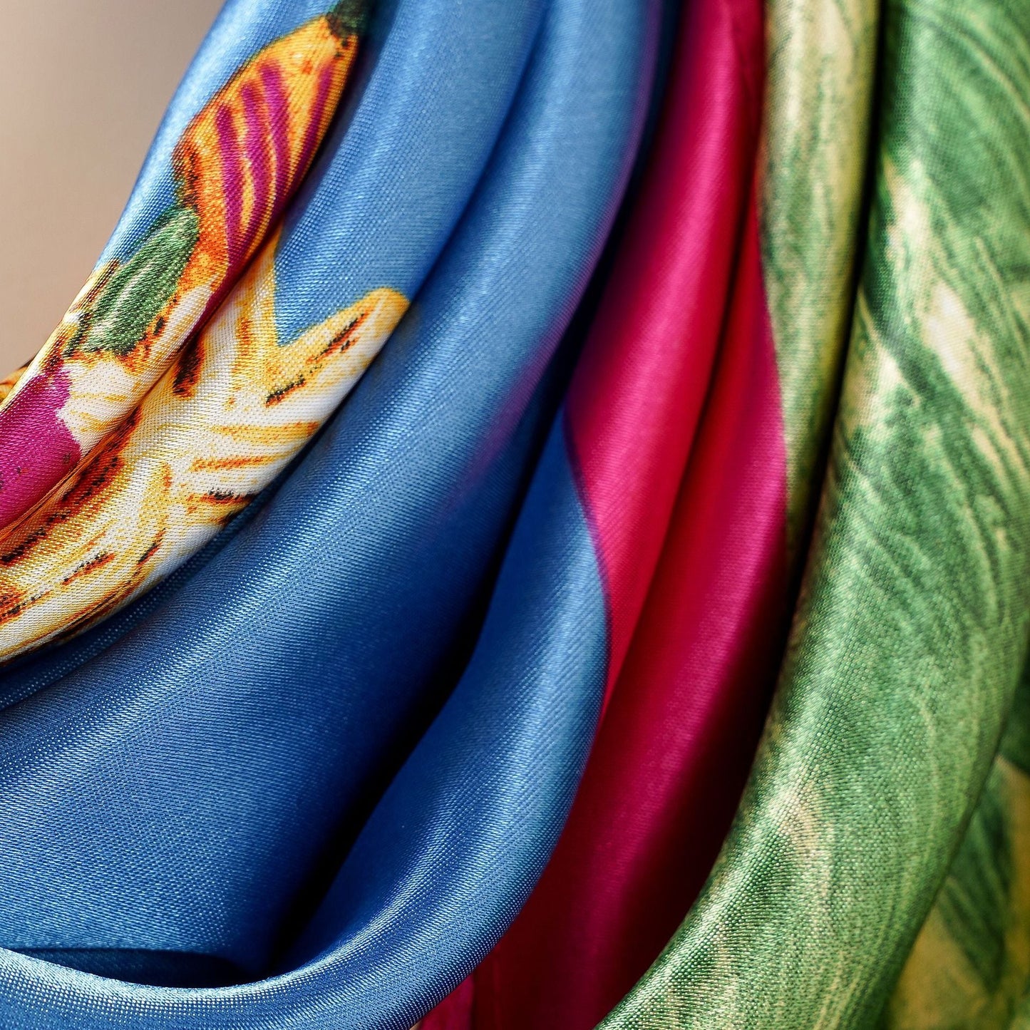 Damen Seidenschal mit kunstvollem floralem Design und luxuriösem Glanz WW