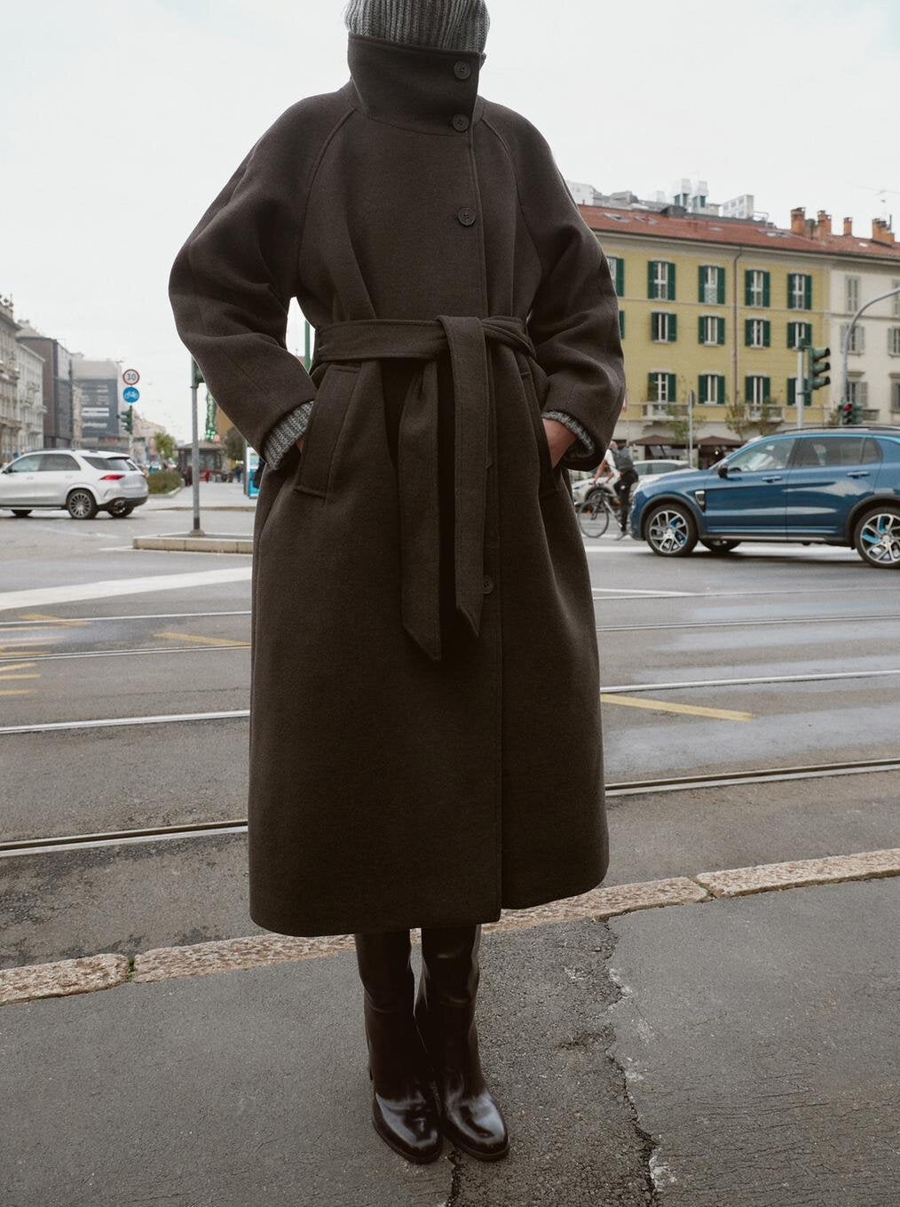 WW | Elegant Women's Coat with Belt and Button Closure