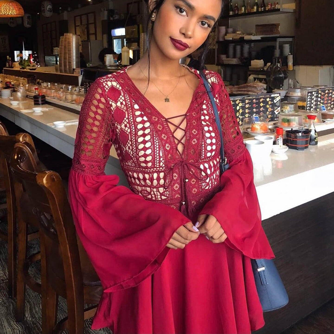 WW | Minikleid Boho Stil Flare Passform Tiefer V-Ausschnitt Lange Trompetärmel