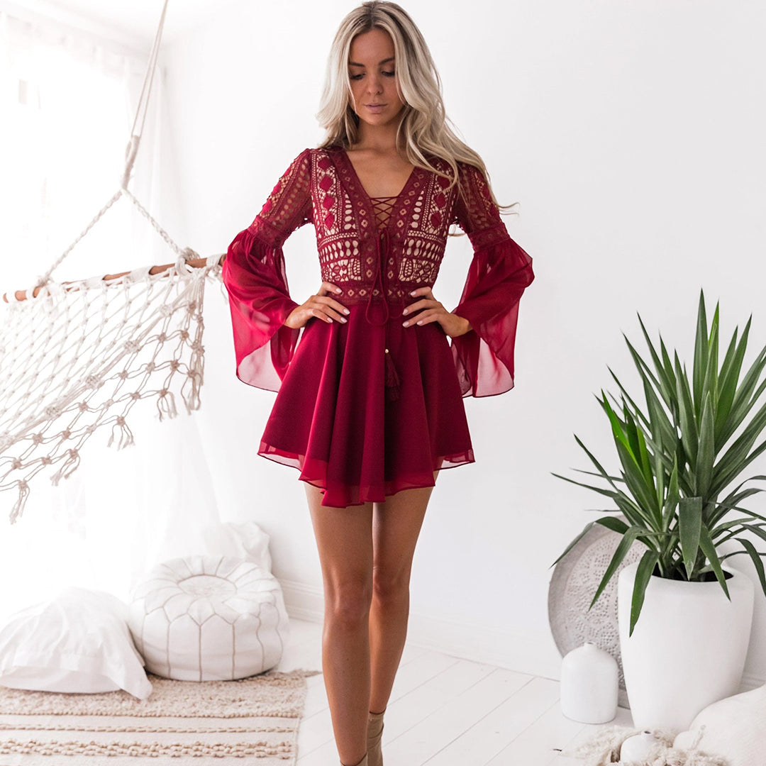 WW | Minikleid Boho Stil Flare Passform Tiefer V-Ausschnitt Lange Trompetärmel