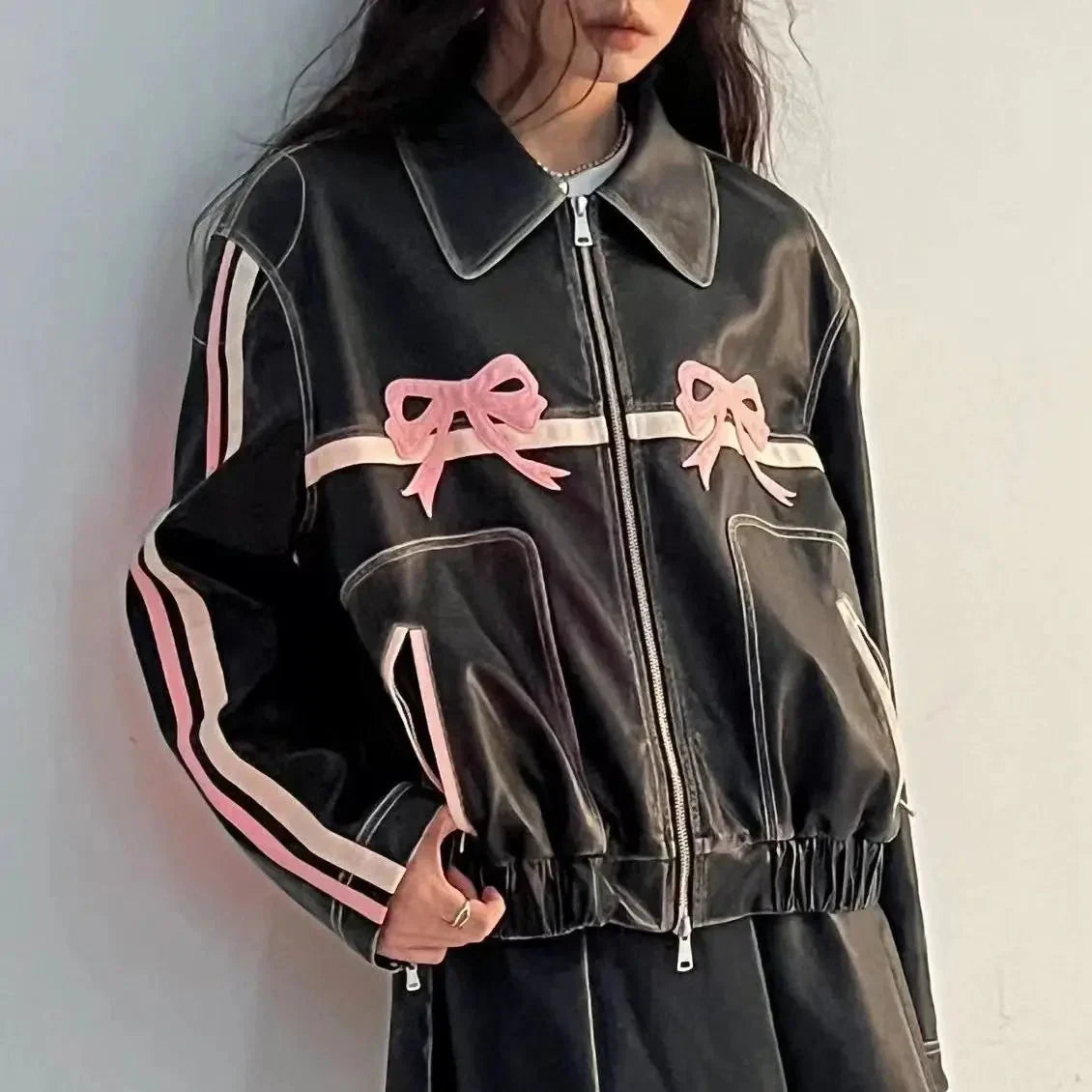 WW | Leder Bomberjacke - Pinke Schleifenakzente - Edgy Streetwear - Trendige Oberbekleidung