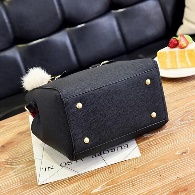 WW Damen-Tasche | Lederhandtasche mit 3 weichen Plüschbällen