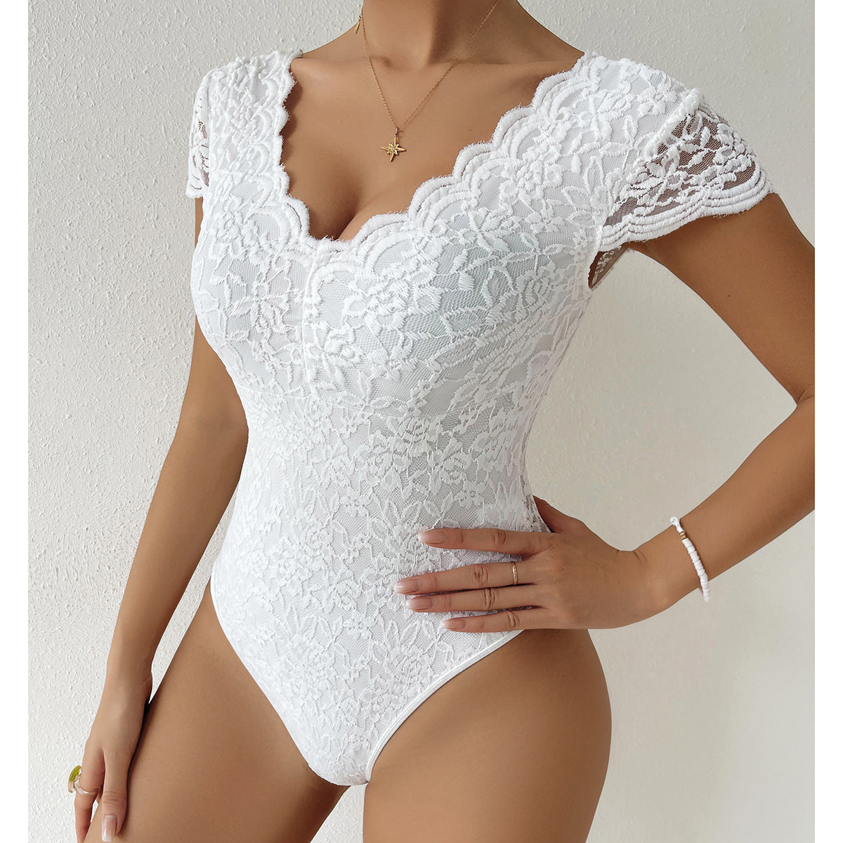 WW | Figurbetonte Kurzarm Bodysuits Mit V-ausschnitt Und Spitze