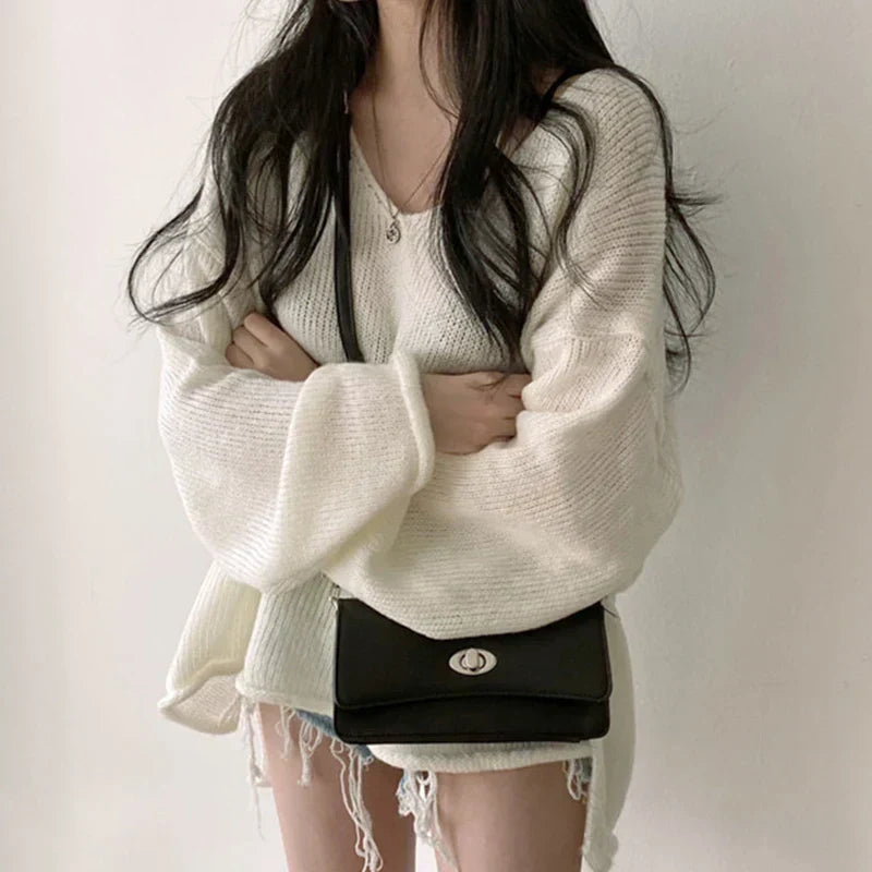 WW | Women's Knitted Jumper - Loose V-Neck Sweater in Casual Look