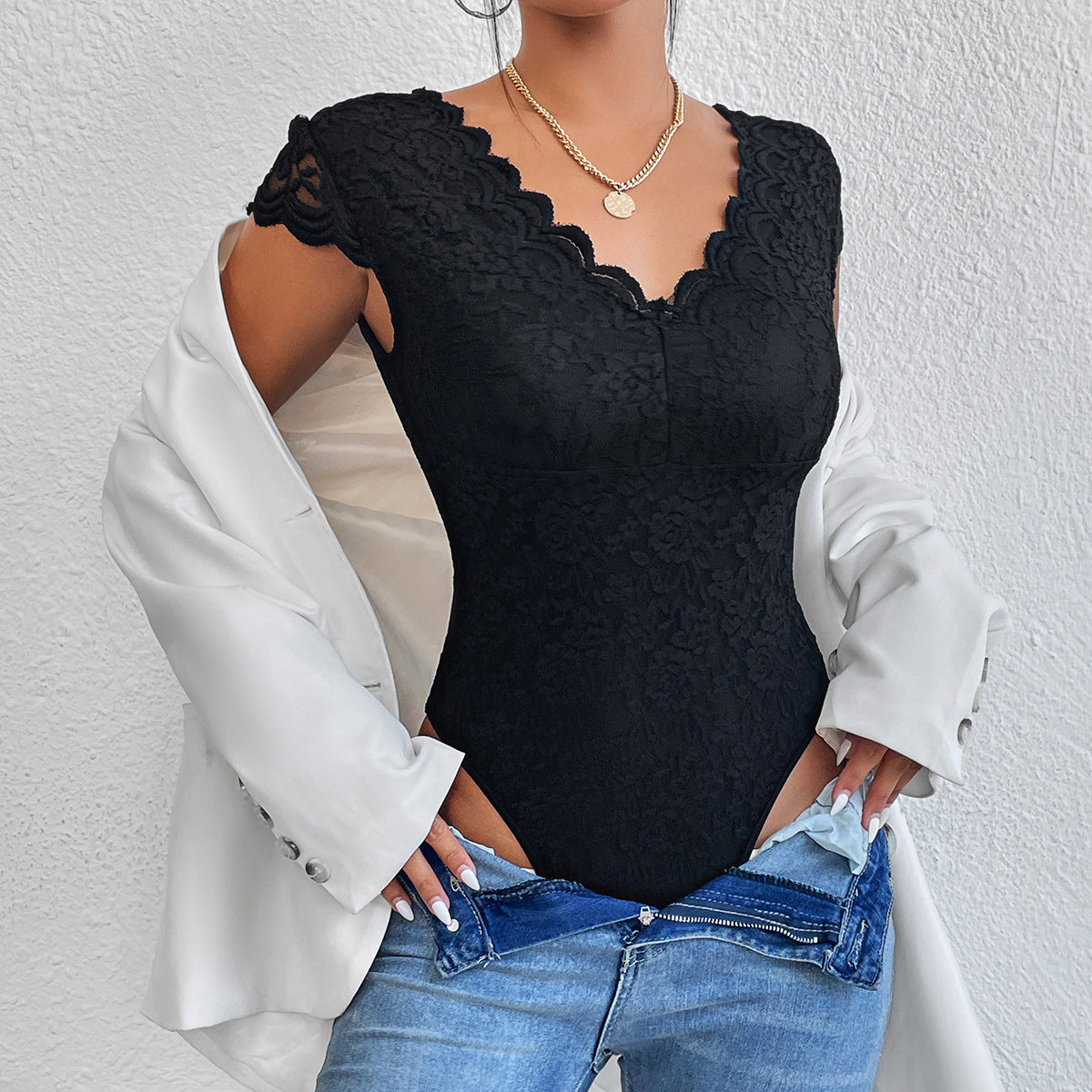 WW | Figurbetonte Kurzarm Bodysuits Mit V-ausschnitt Und Spitze