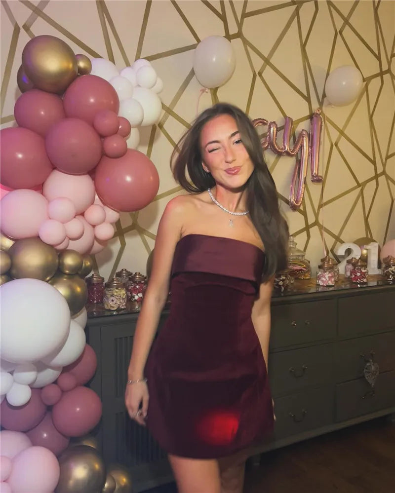 Feminova™ | Schulterfreies Minikleid