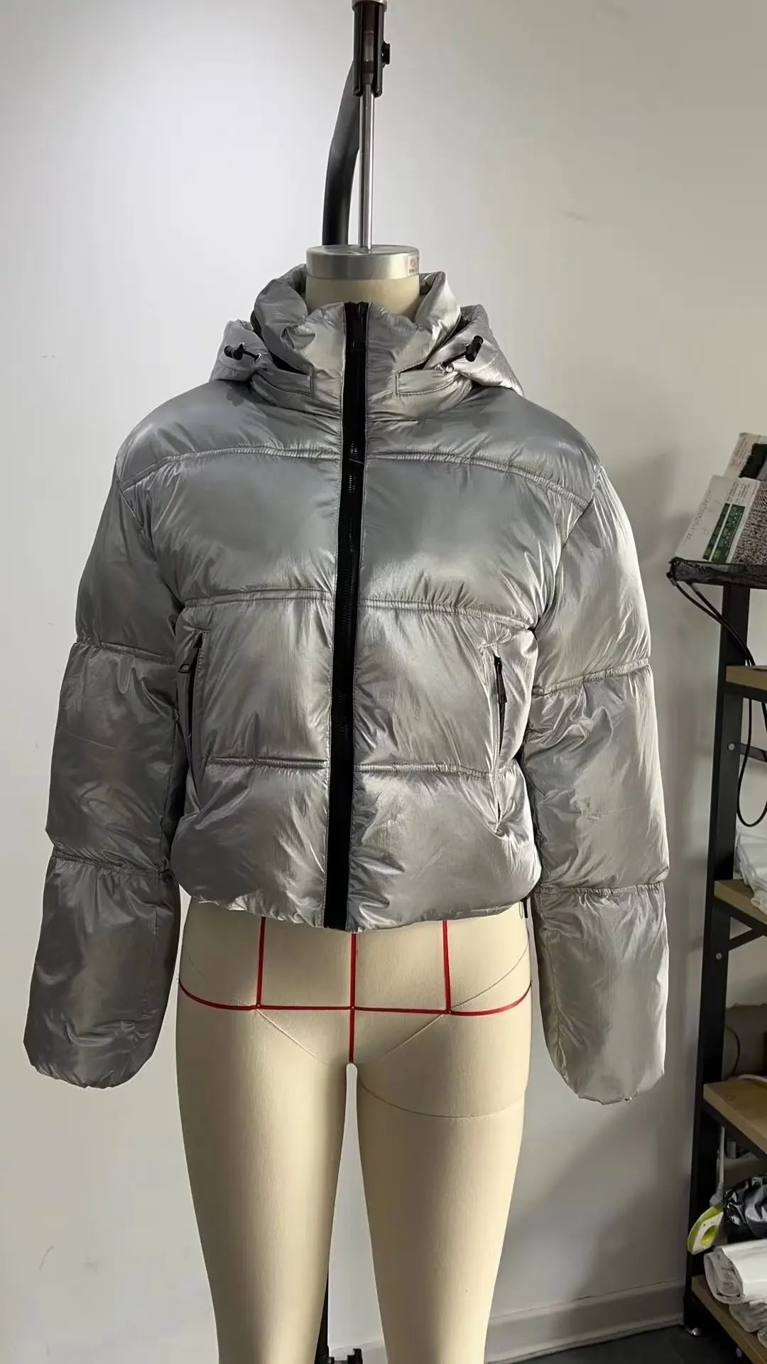 WW | Kurz geschnittene metallische gesteppte Winterjacke mit hohem Kragen