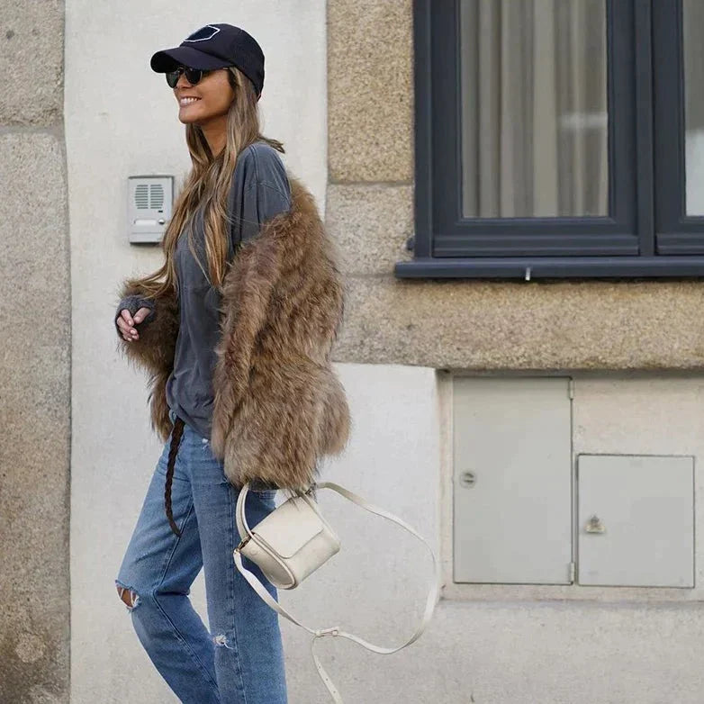 WW | Damen Kurze Imitationspelzjacke In Braun mit Langen Ärmeln