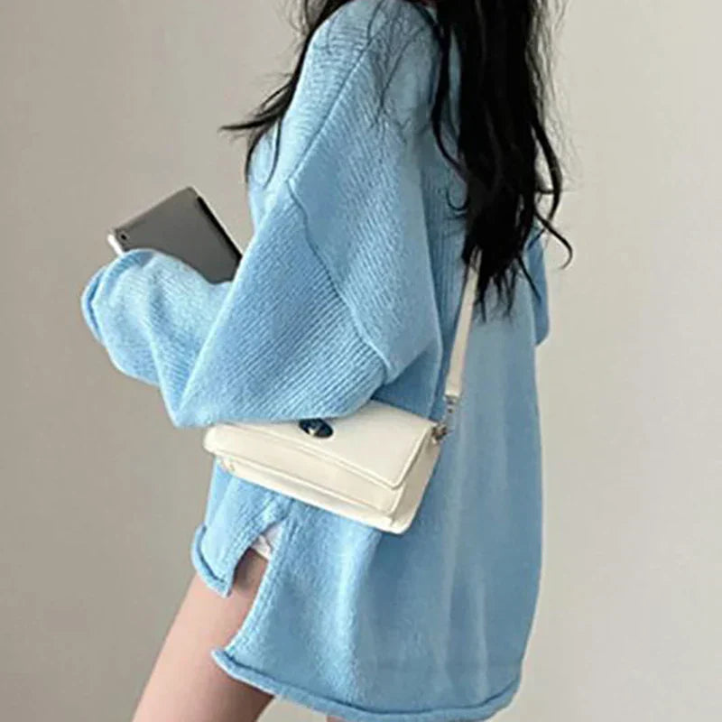 WW | Women's Knitted Jumper - Loose V-Neck Sweater in Casual Look