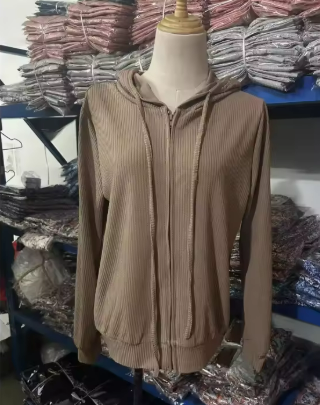 Damen Kapuzenpullover mit strukturierter Rippoptik und praktischen Knöpfen WW