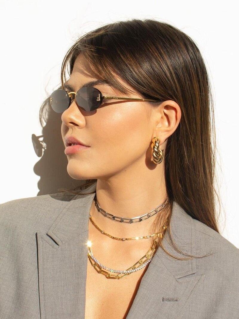 WW | Ovale Sonnenbrille Mit Goldenen Akzenten Und Subtilen Steinen