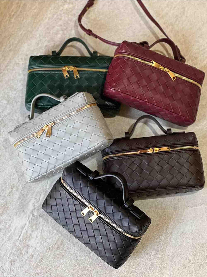 WW | Leather Shoulder Bag for Women - elegant with golden details, versatile
