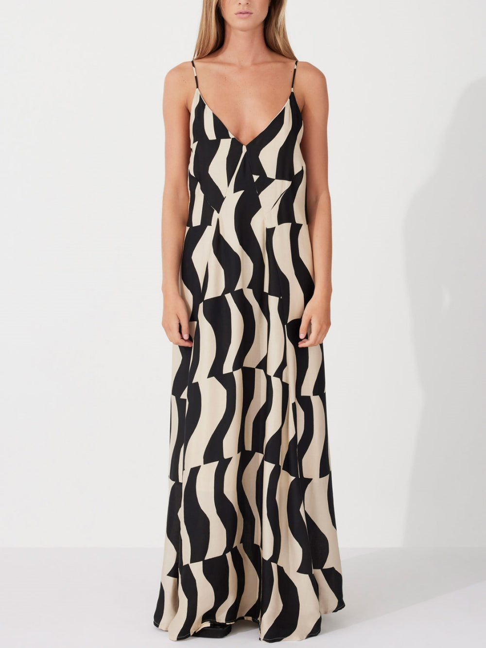 Maxi dress with a loose fit and deep back cutout