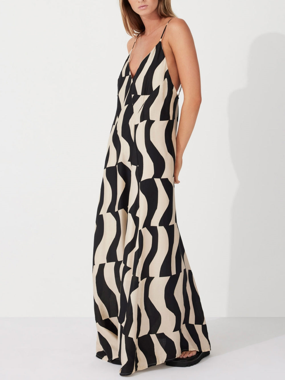 Maxi dress with a loose fit and deep back cutout