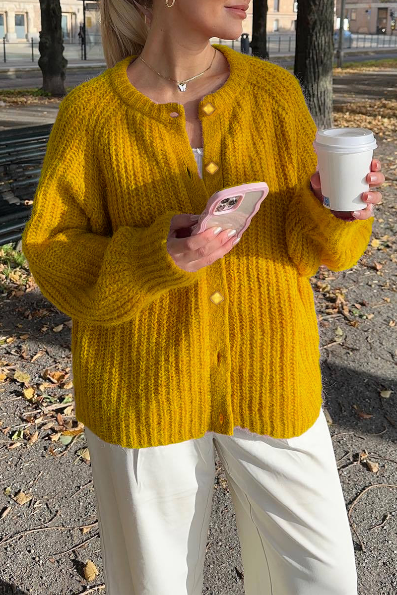 WW | Casual knit sweater with buttons and round neckline. Outerwear