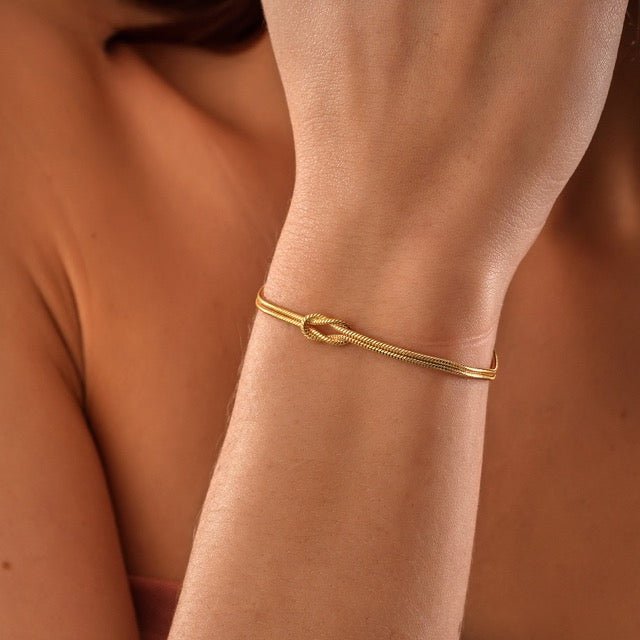 WW | Minimalist Love Knot Bangle